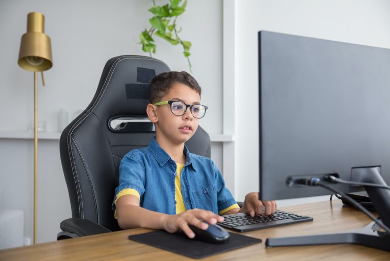 bambino che impara con il corso di coding di STEM@IT