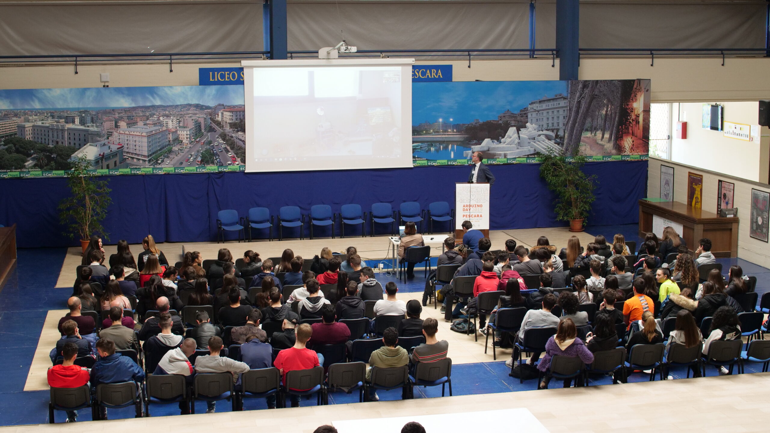 Docente e studenti al lavoro su un progetto di robotica educativa